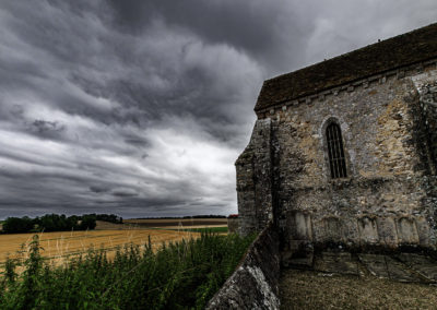 Sébastien Crego arrière église nuages noirs vue campagne