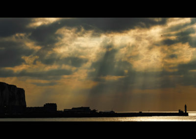 Sébastien Crego phare tréport soleil couchant nuages rais de lumière