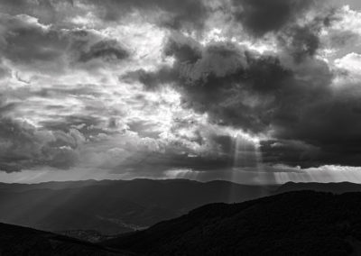 Sébastien Crego rayons soleil montagnes ciel nuageux noir et blanc