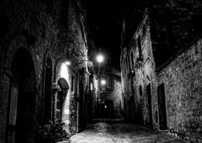 Sébastien Crego ruelle italie lampadaires vieilles pierres noir et blanc